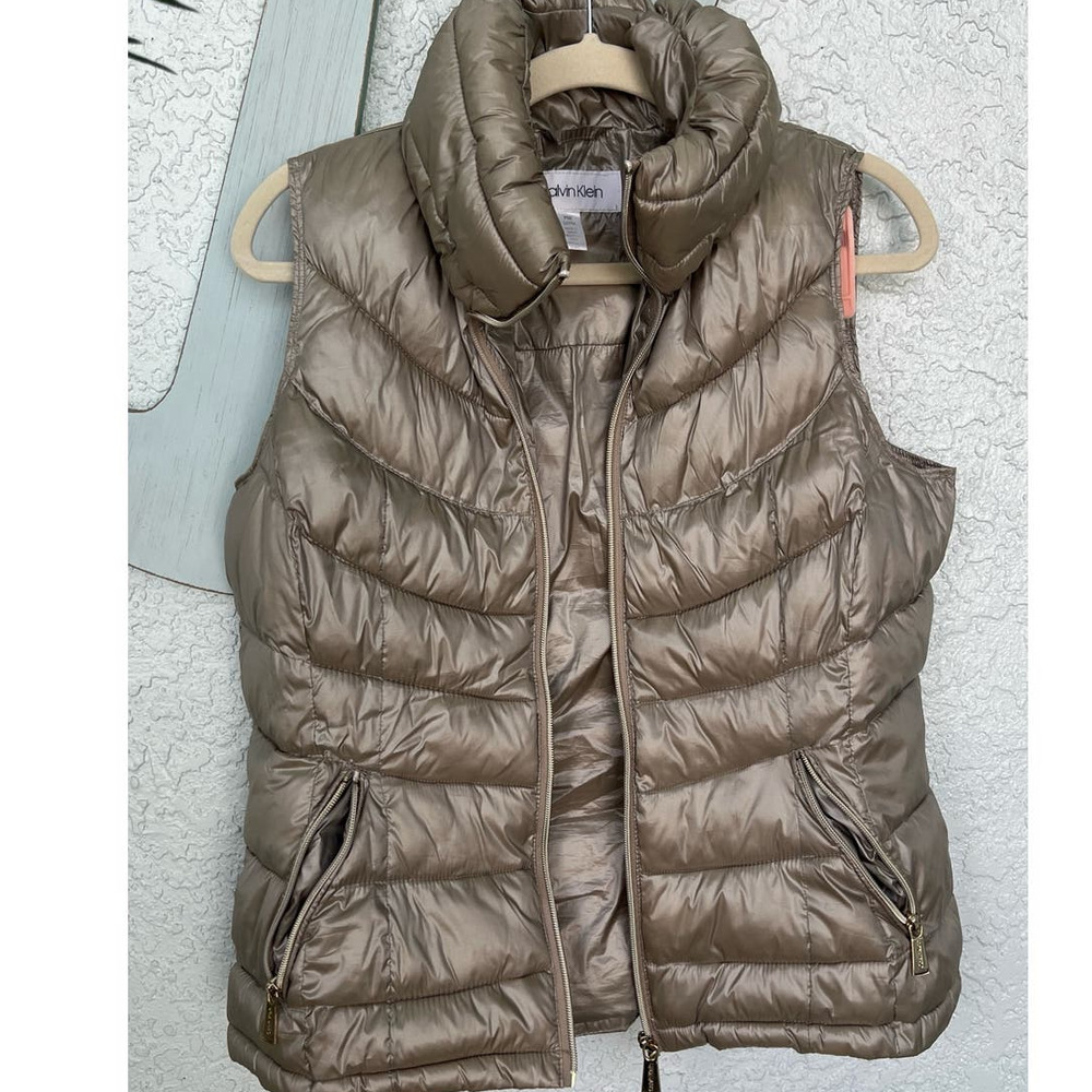 Calvin Klein Sleeveless Silver Vegan Puffer Vest - Size Medium - Picture 3 of 9